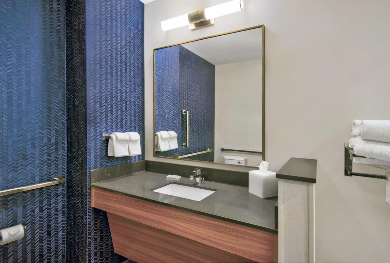 King Room with Roll-In Shower and Transfer Shower - Mobility Access