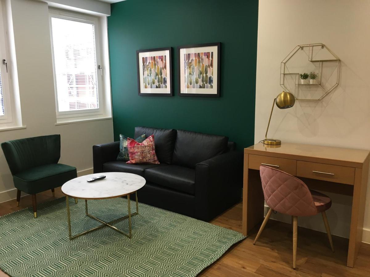 Deluxe One-Bedroom Apartment
