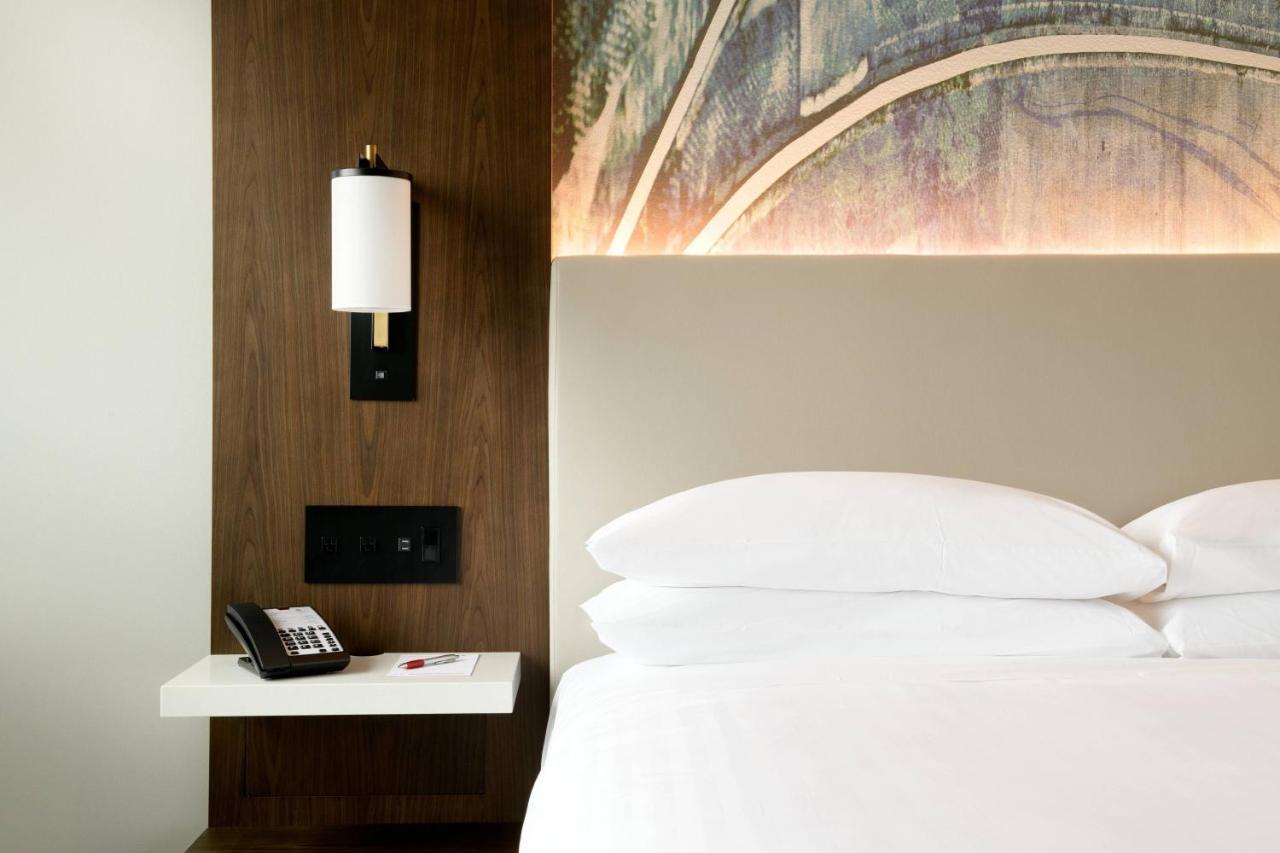 Guest room, 1 King, City view, High floor