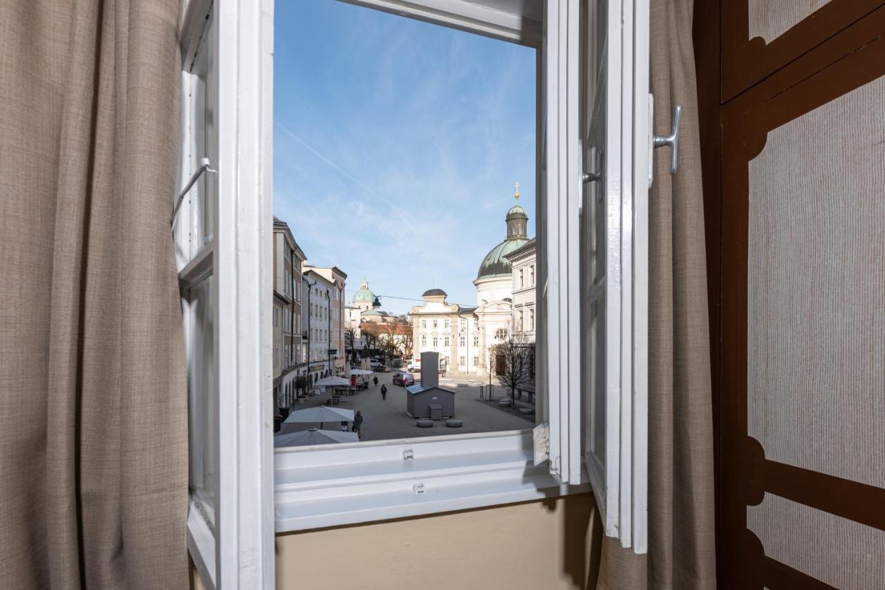 Single Room with Shared Bathroom City View
