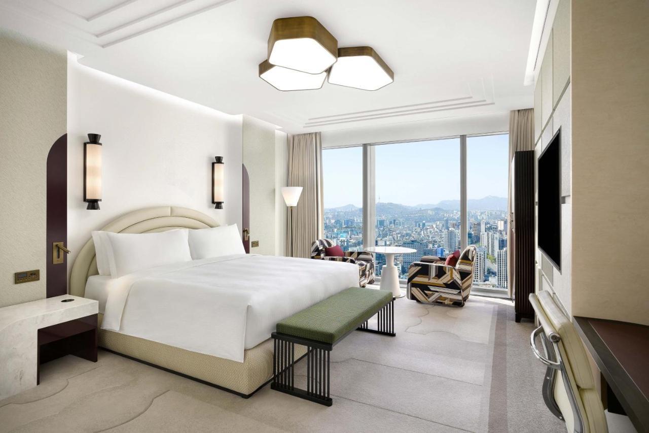 Masters Zimmer mit Kingsize-Bett und Stadtblick