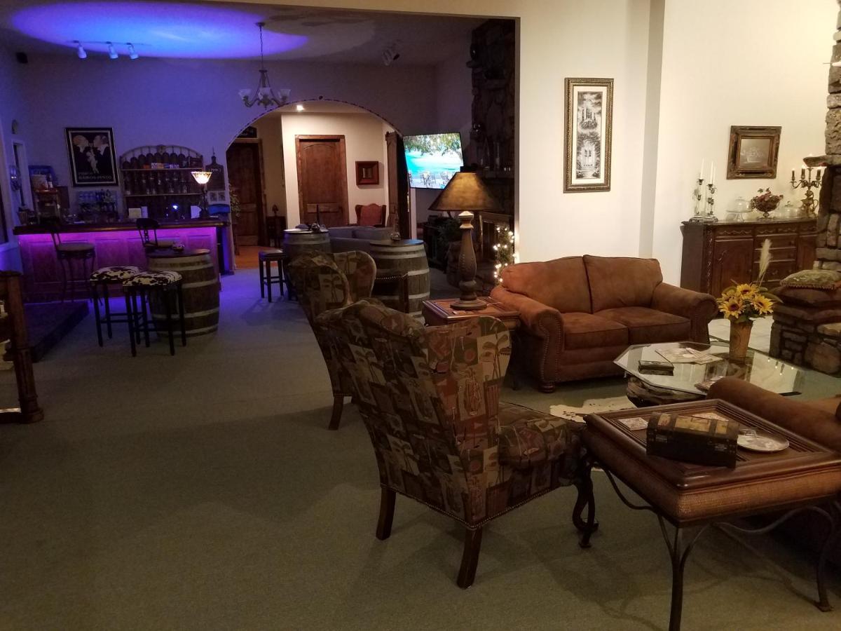 Deluxe Queen Suite