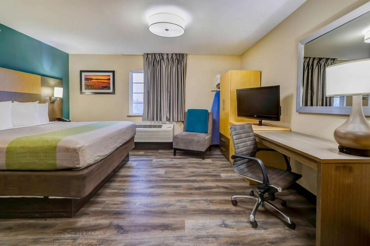 Deluxe King Room - Non-Smoking