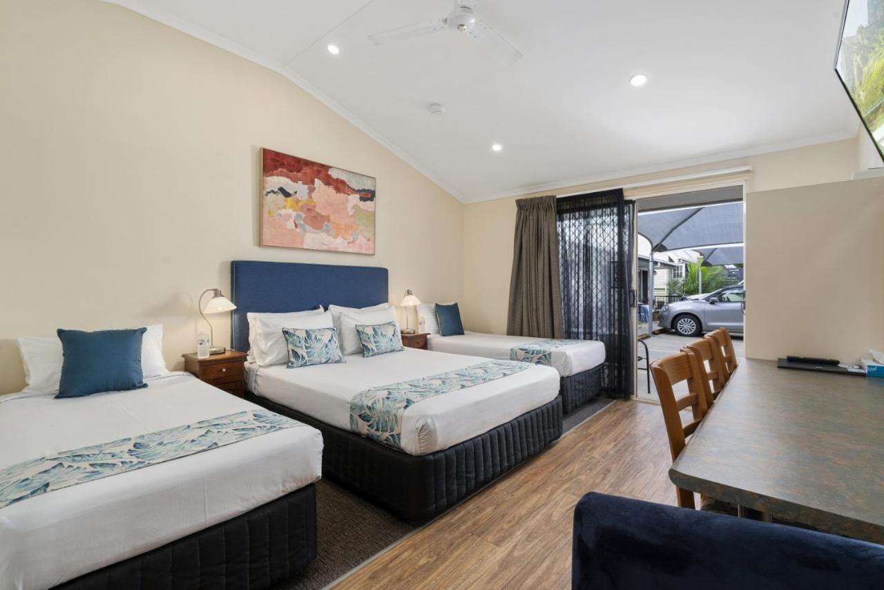 Family Studio (4 Adults)