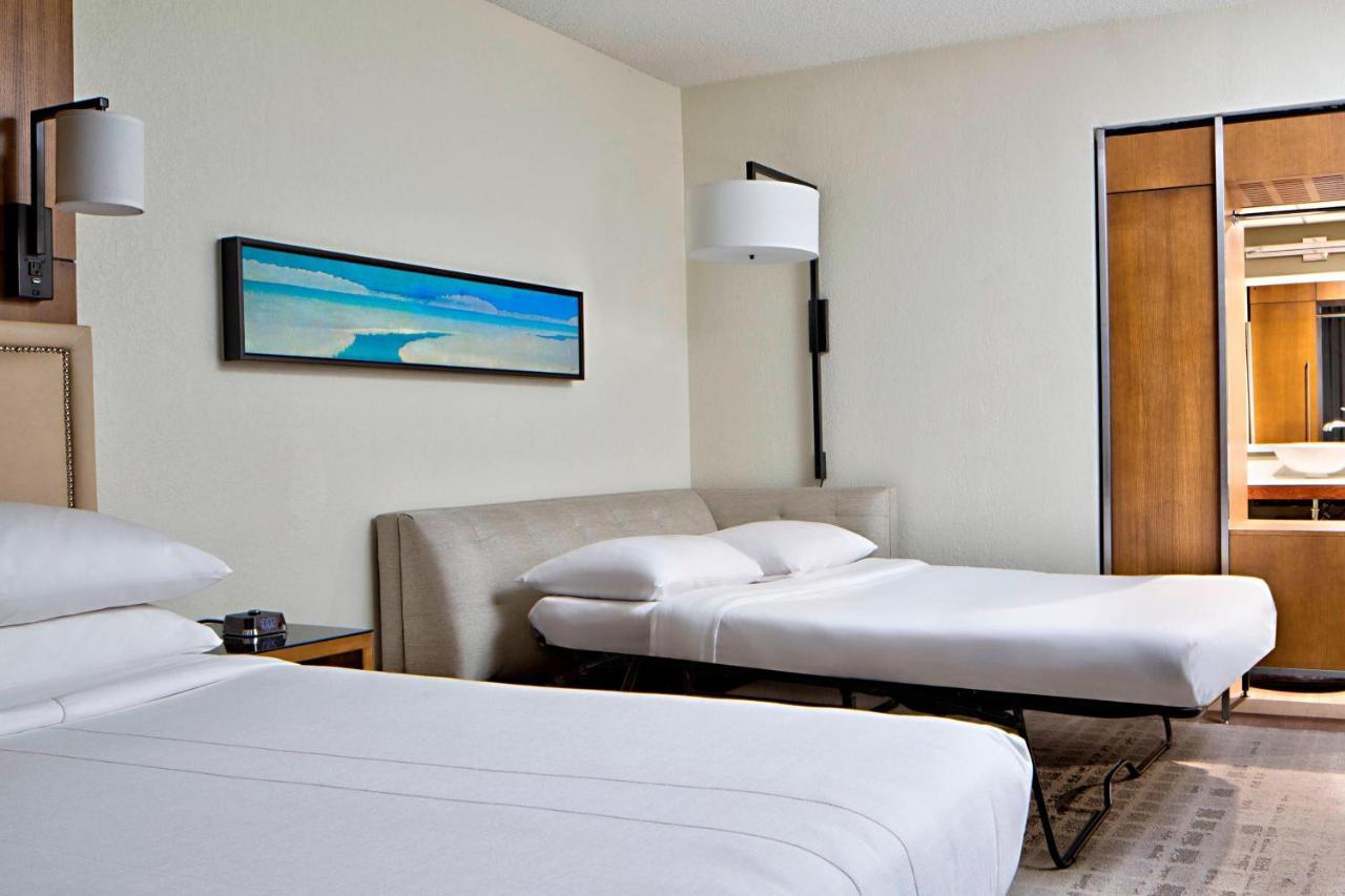 Habitación con cama extragrande y sofá cama
