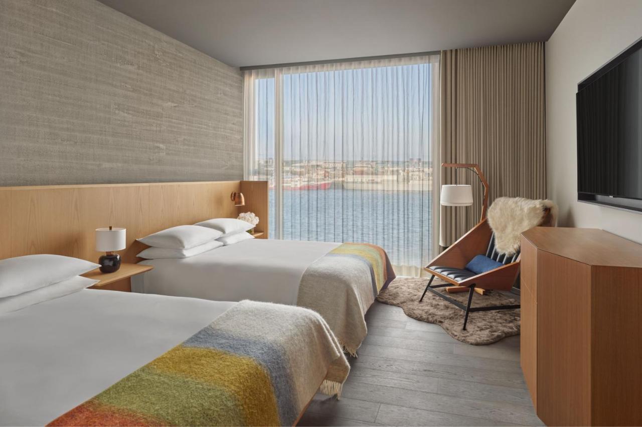 Queen Kamer met 2 Queensize Bedden en Uitzicht op de Haven