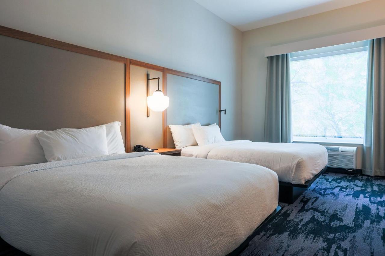 Guest room, 2 Queen, Partial lake view