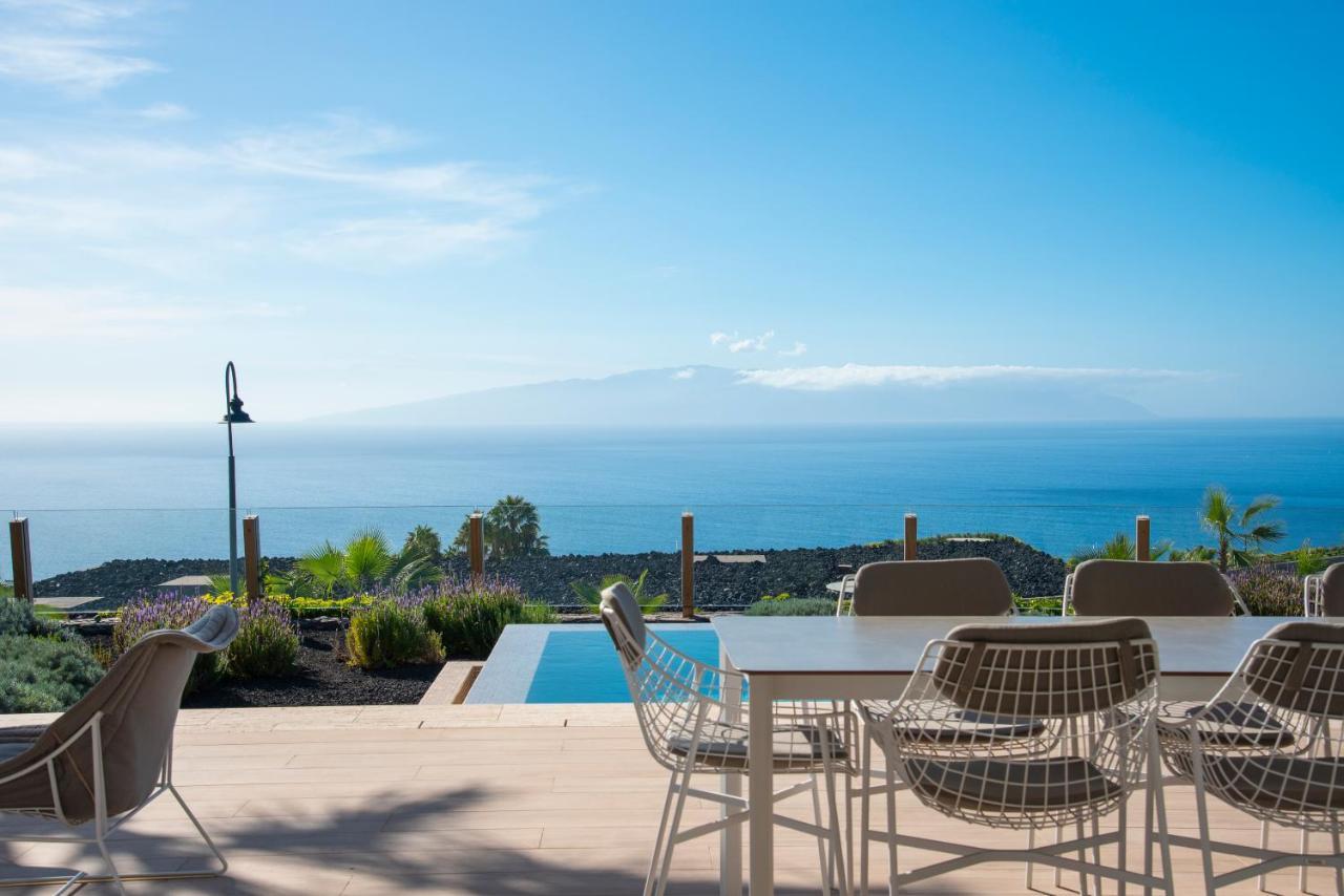 Three-Bedroom Villa with Sea Views and a private swimming pool