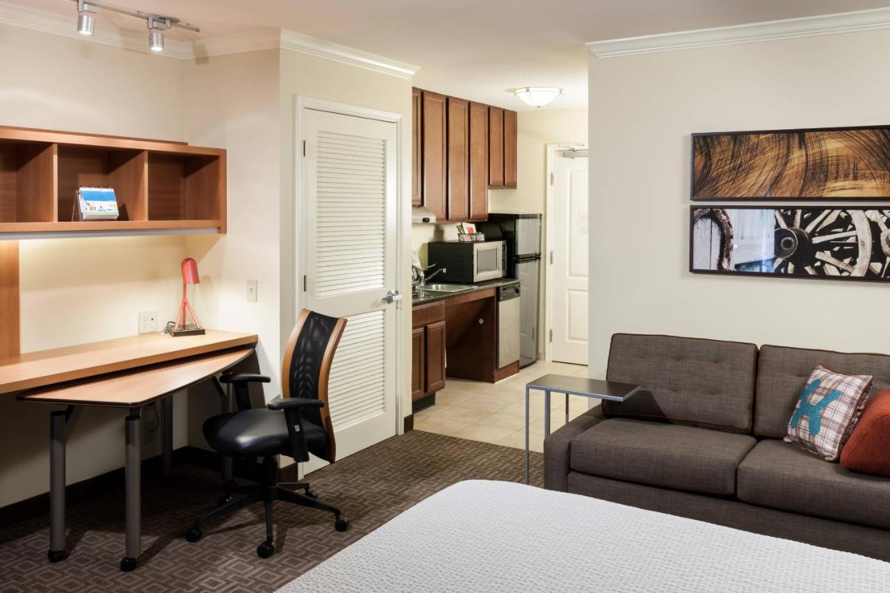Estudio con cama extragrande y sofá cama