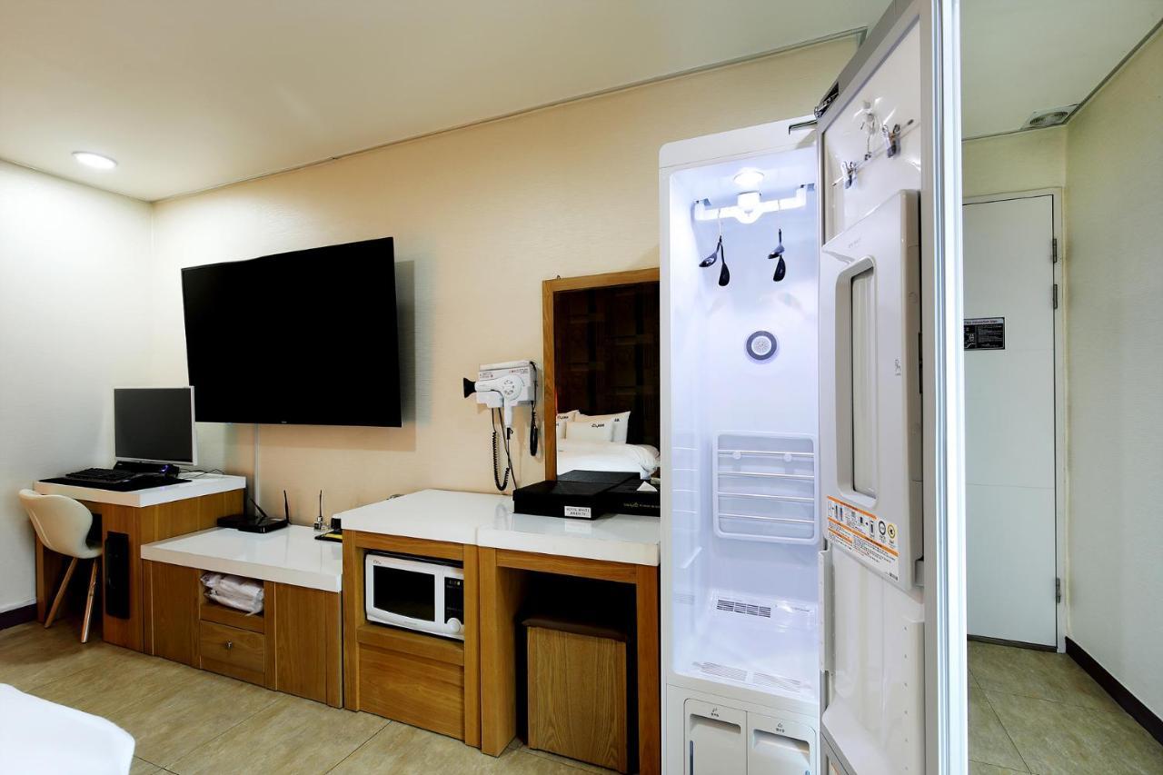 Superior King Room - Free Breakfast for 2 people (Not provided on Monday)