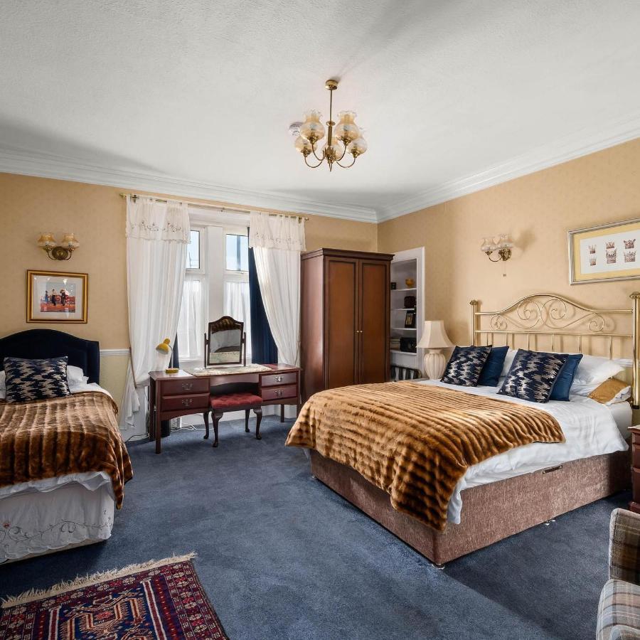 Family Room (2 Adults + 1 Child)