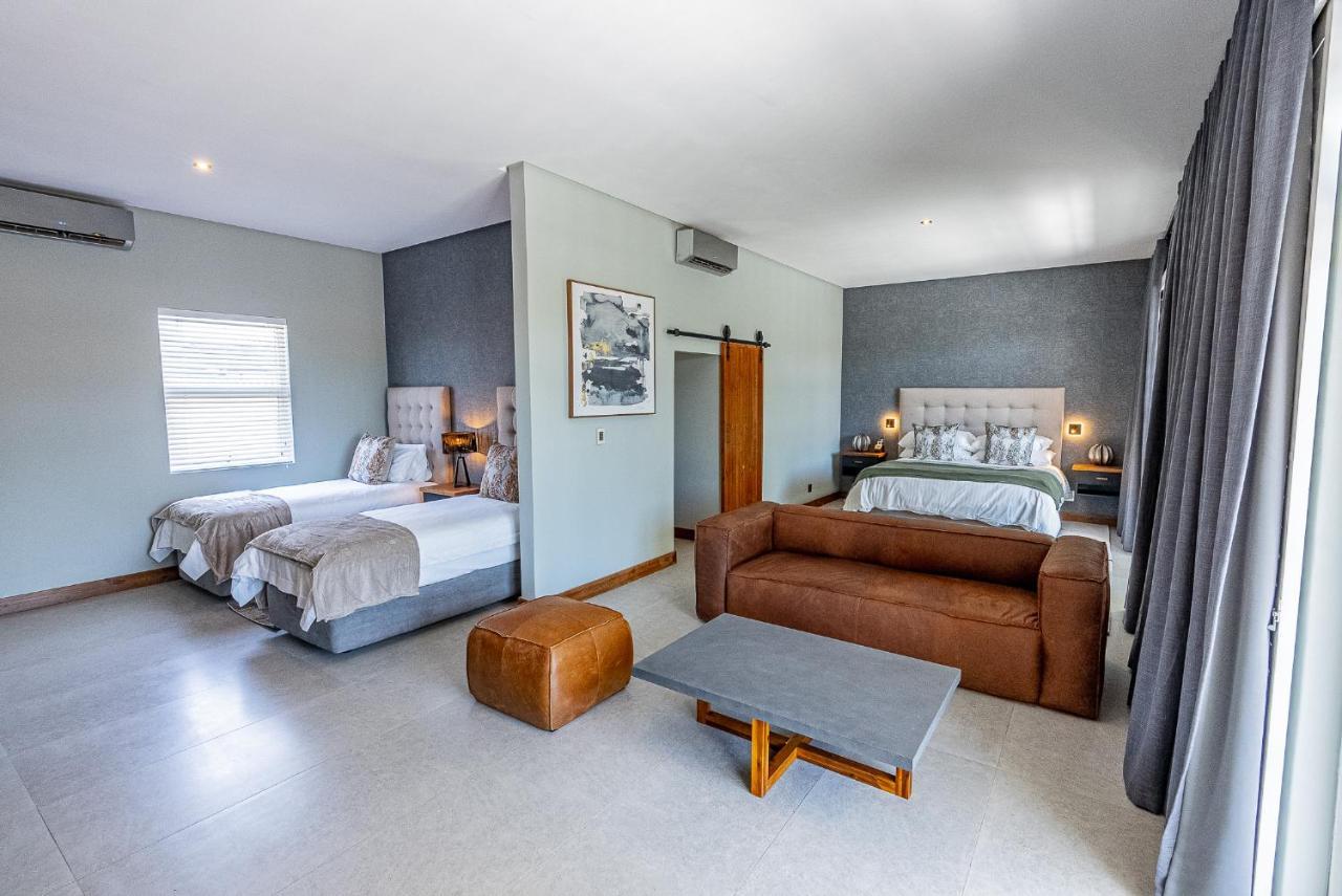 Family Room,1361635001:JPEG
