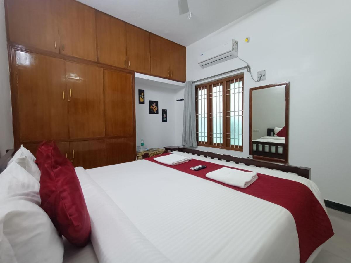 Deluxe Room (2 Adults + 1 Child)