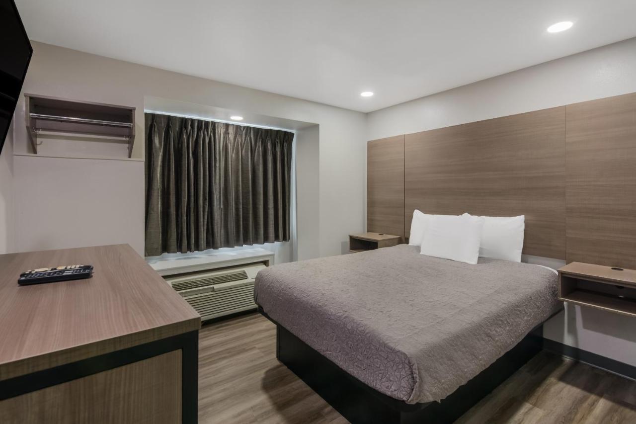 1 Queen Bed Accessible Suite NS