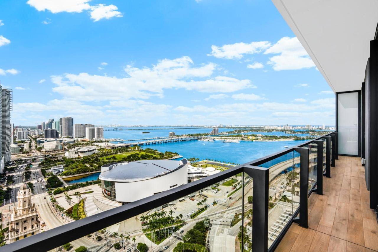 Suite de tres dormitorios con vista a la ciudad con cama extragrande o grande ADA