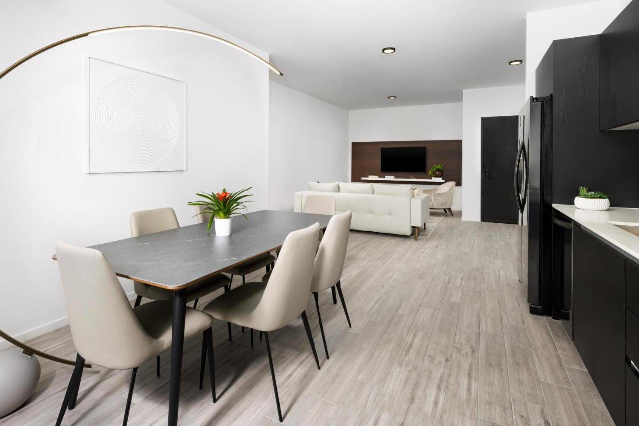 Suite de 3 dormitorios con vistas a la ciudad y cama extragrande o grande
