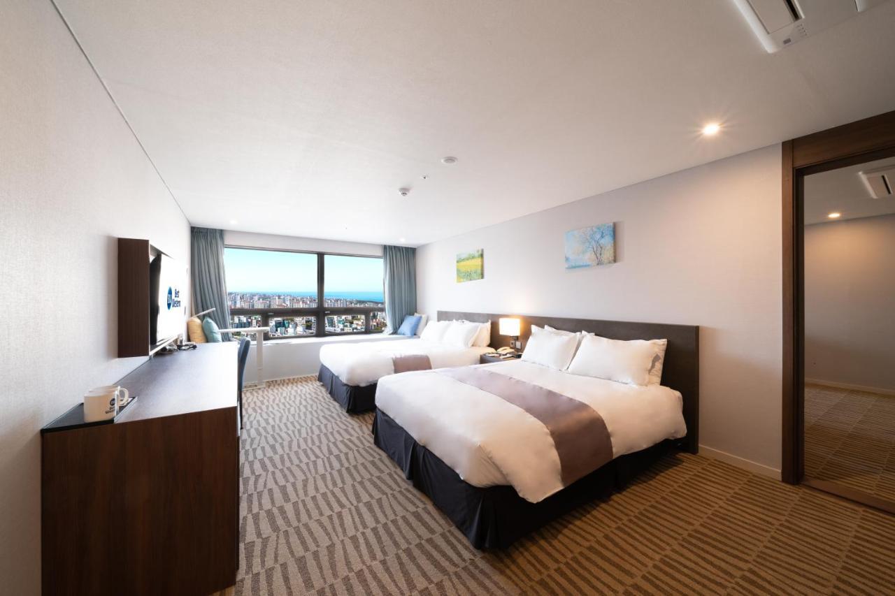 Connecting Room