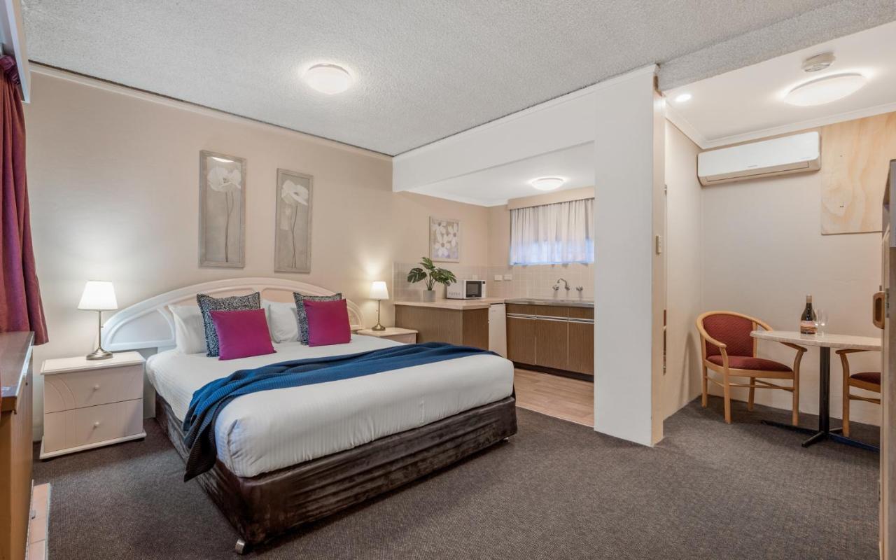 Queen Suite with Spa Bath