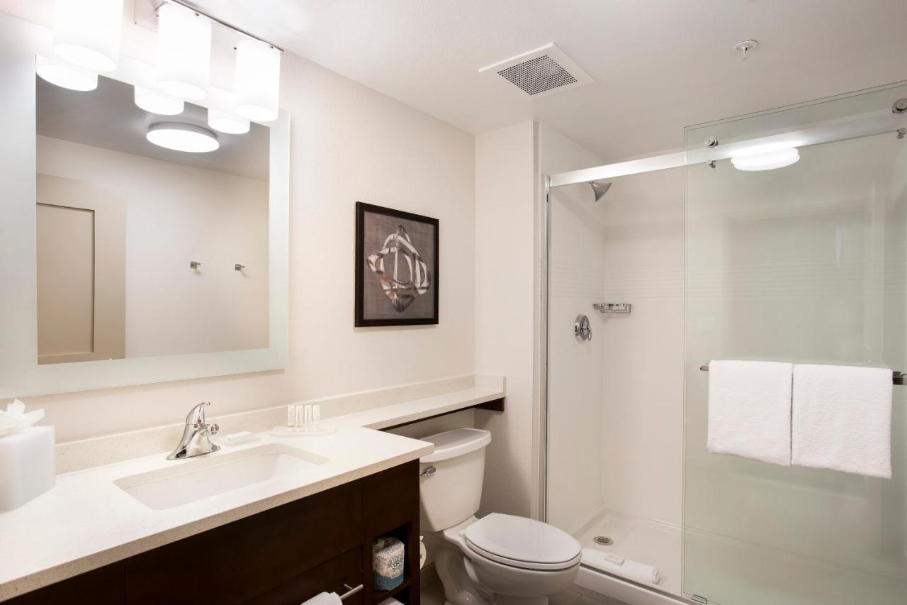 One-Bedroom Queen Suite