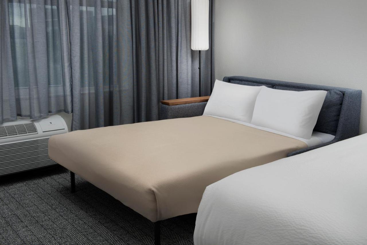 Habitación con cama extragrande y sofá cama