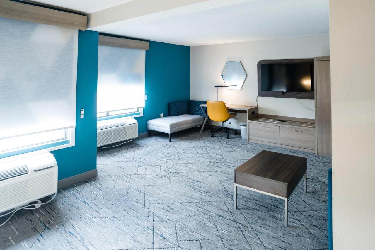 King Room with Hearing Accessible Roll In Shower - Non-Smoking