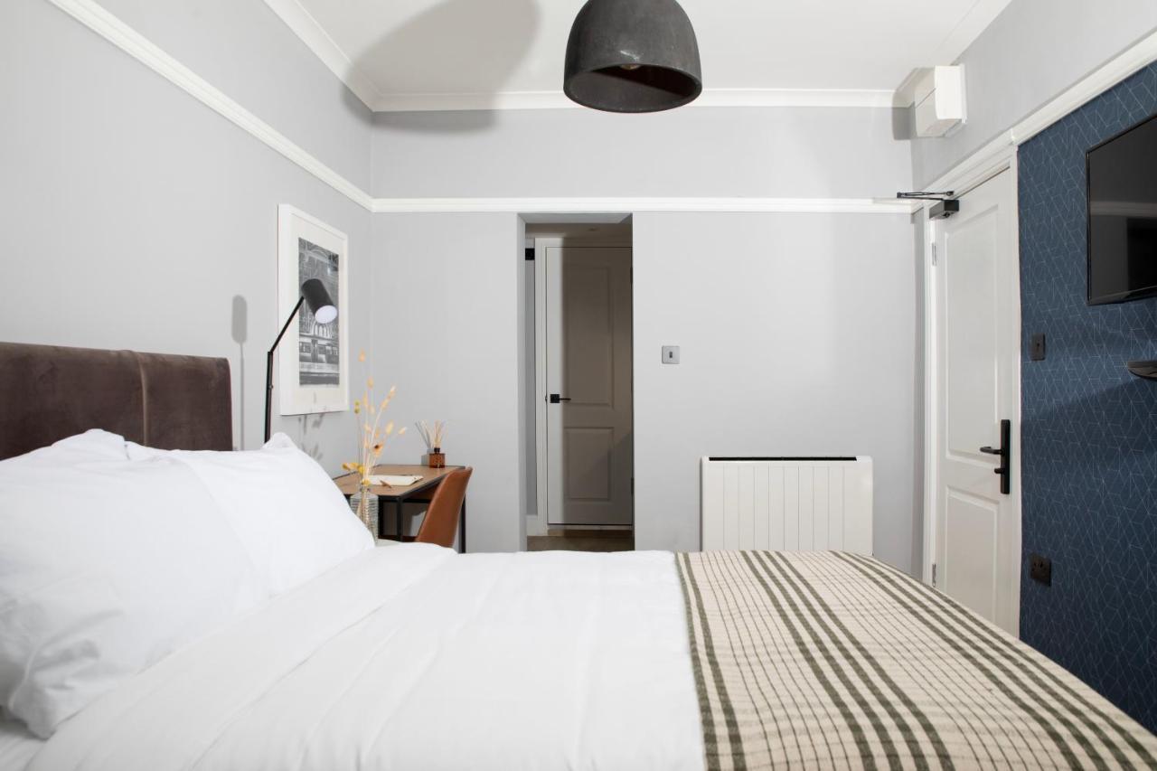 Compact Room - Lower Ground