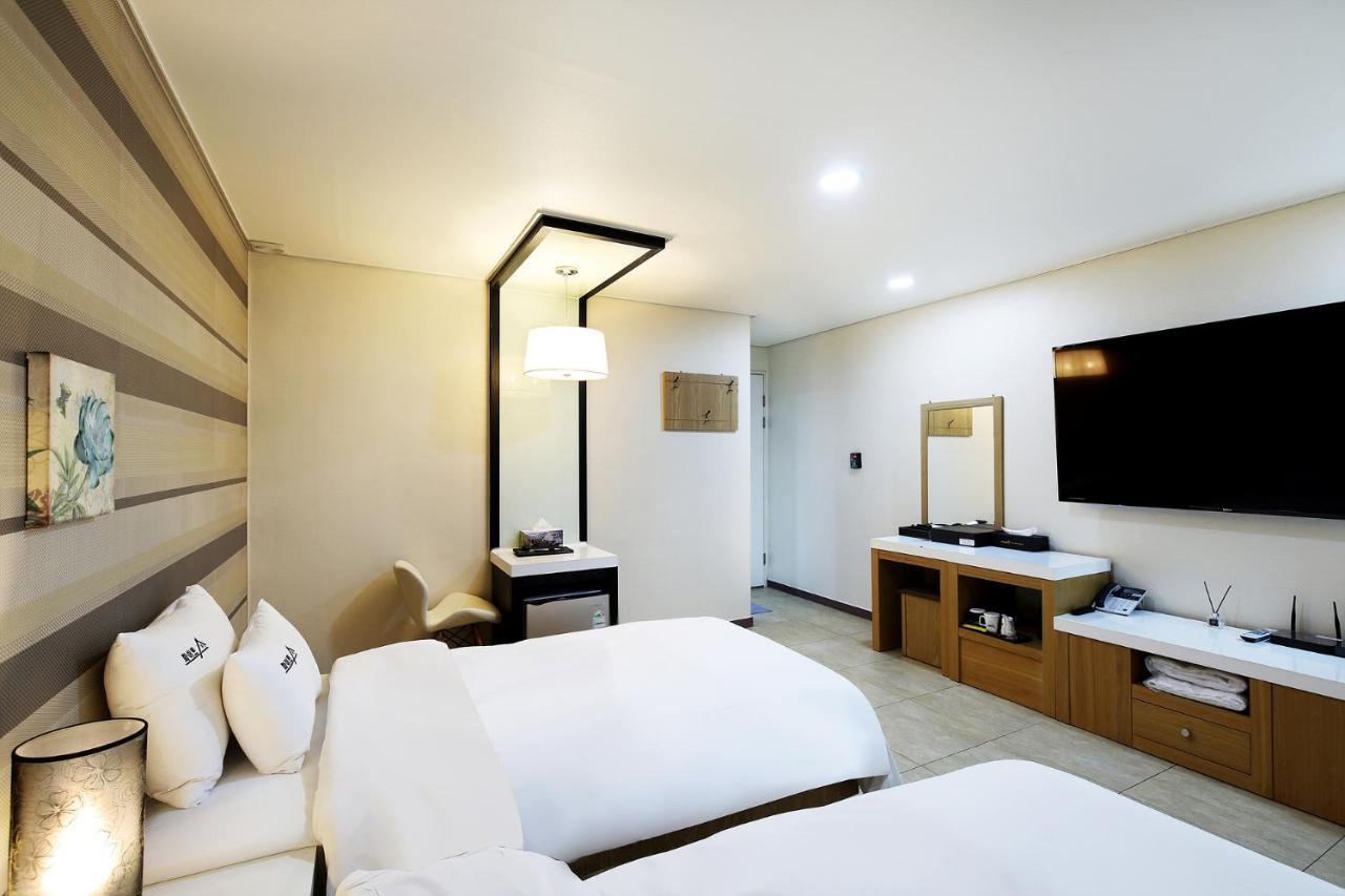 Standard Twin Room - Free Breakfast for 2 people (Not provided on Monday)
