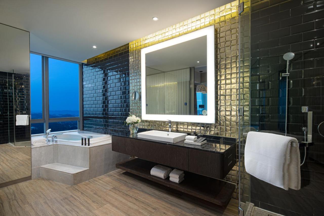 Deluxe Room Family Package (including breakfast and buffet dinner for 2 adults and 1 child)
