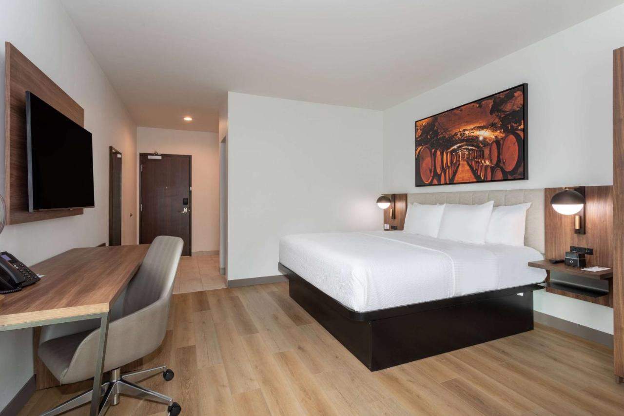 Deluxe King Room - Non-Smoking
