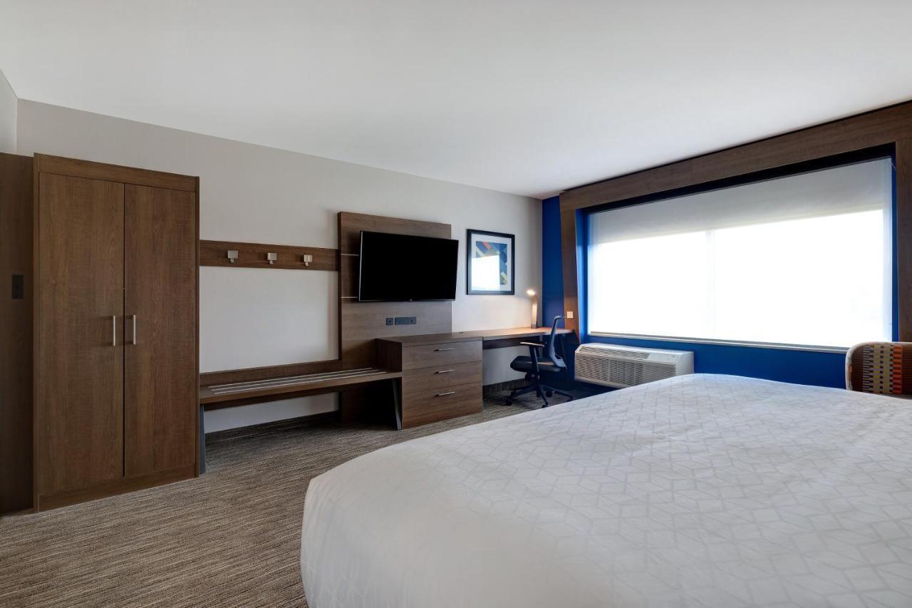 Standard King Room with Roll-in Shower - Mobility Accessible