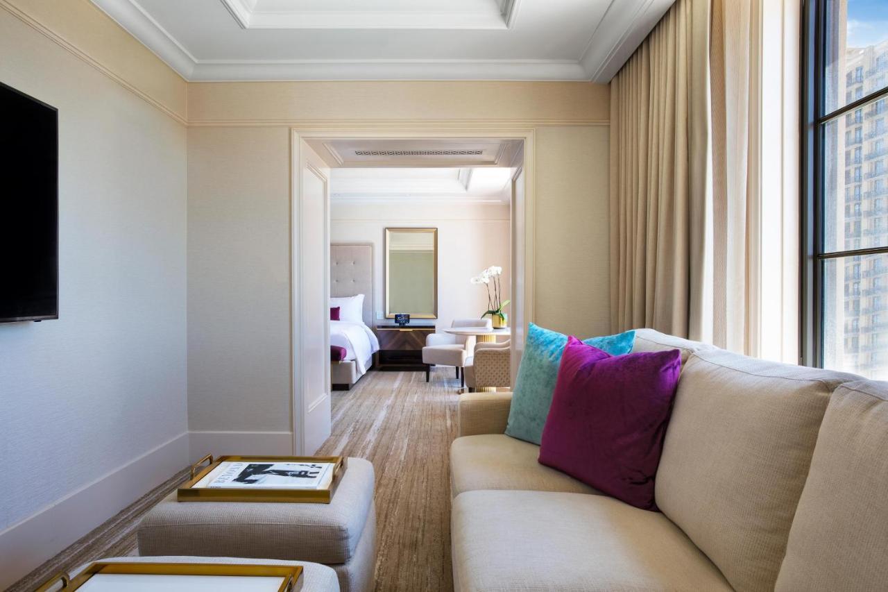Suite Metropolitan de 1 dormitorio con cama extragrande y balcón