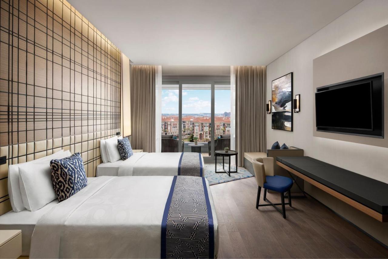 Deluxe Guest Room Two Twins Sofabed with Balcony and City View