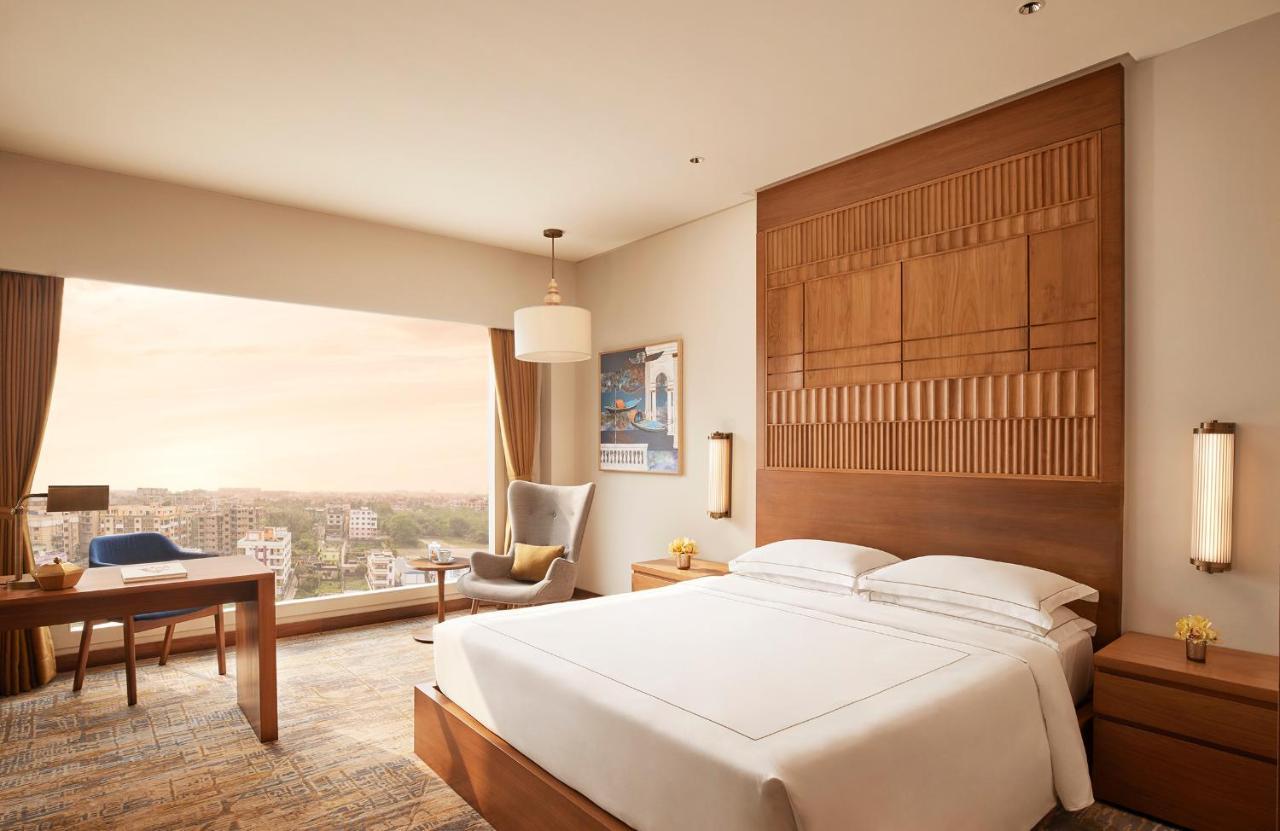 Taj Club room with one way airport transfer, evening cocktail, 2 pcs of ironing non-cumulative basis