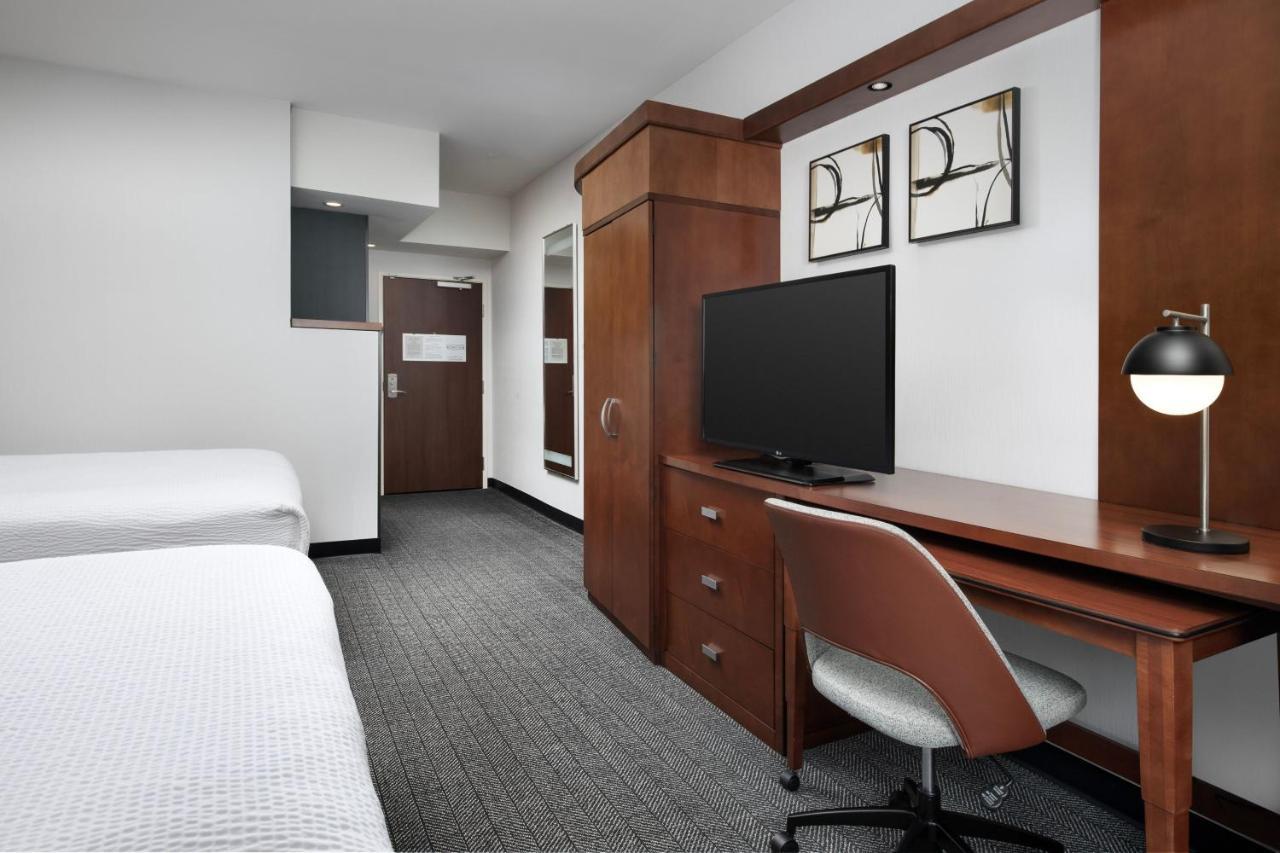 Queen Suite with Two Queen Beds, Bathtub and Sofa Bed - Mobility Access/Hearing Accessible