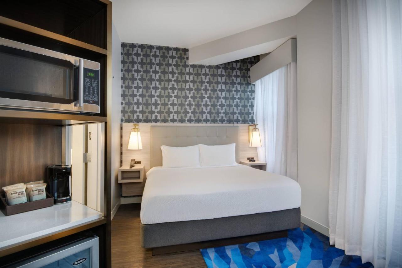 Habitación con cama extragrande.