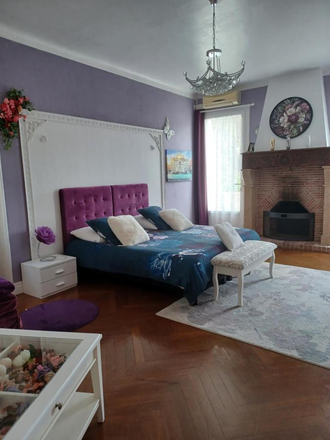 Chambre Lit Queen-Size - Vue sur Piscine