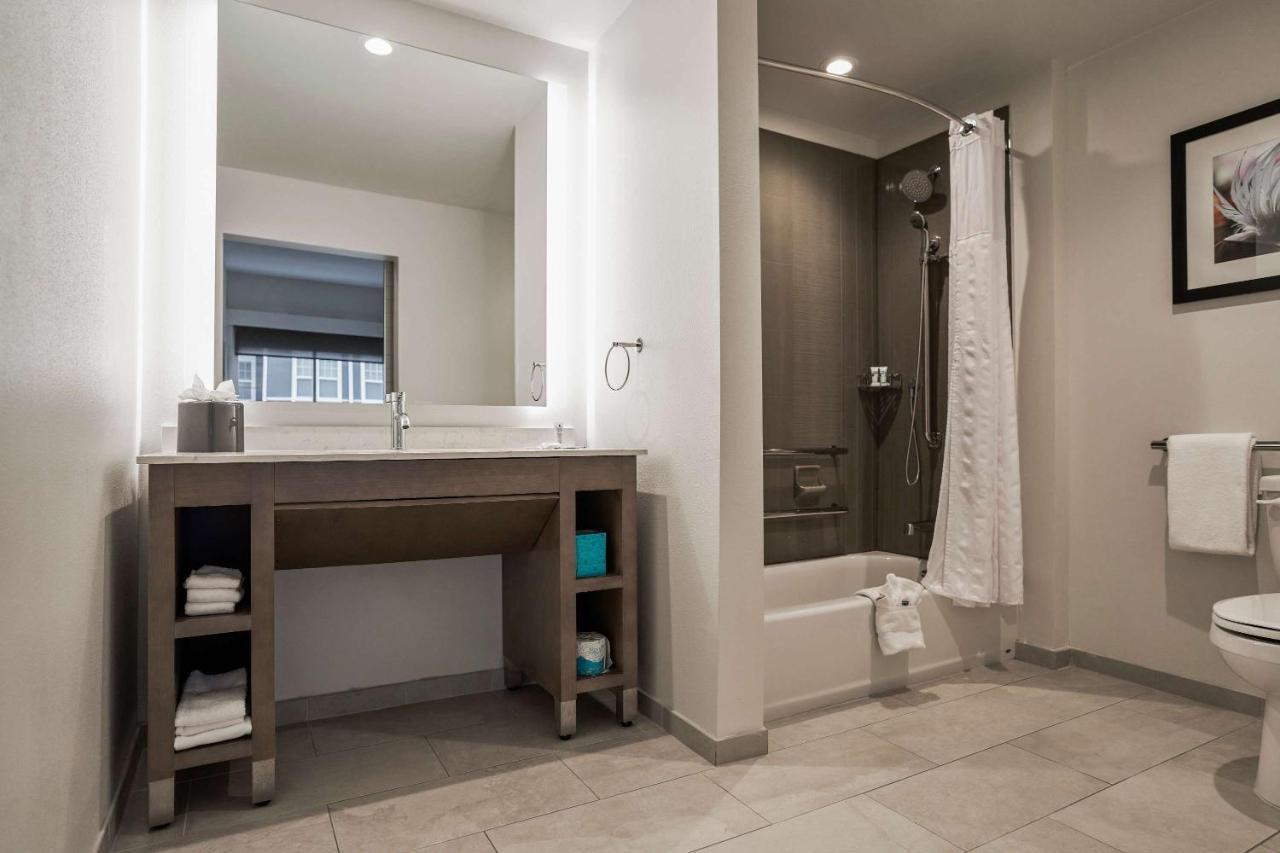 One-Bedroom Corner Suite with Two Queen Beds and Sofa Bed