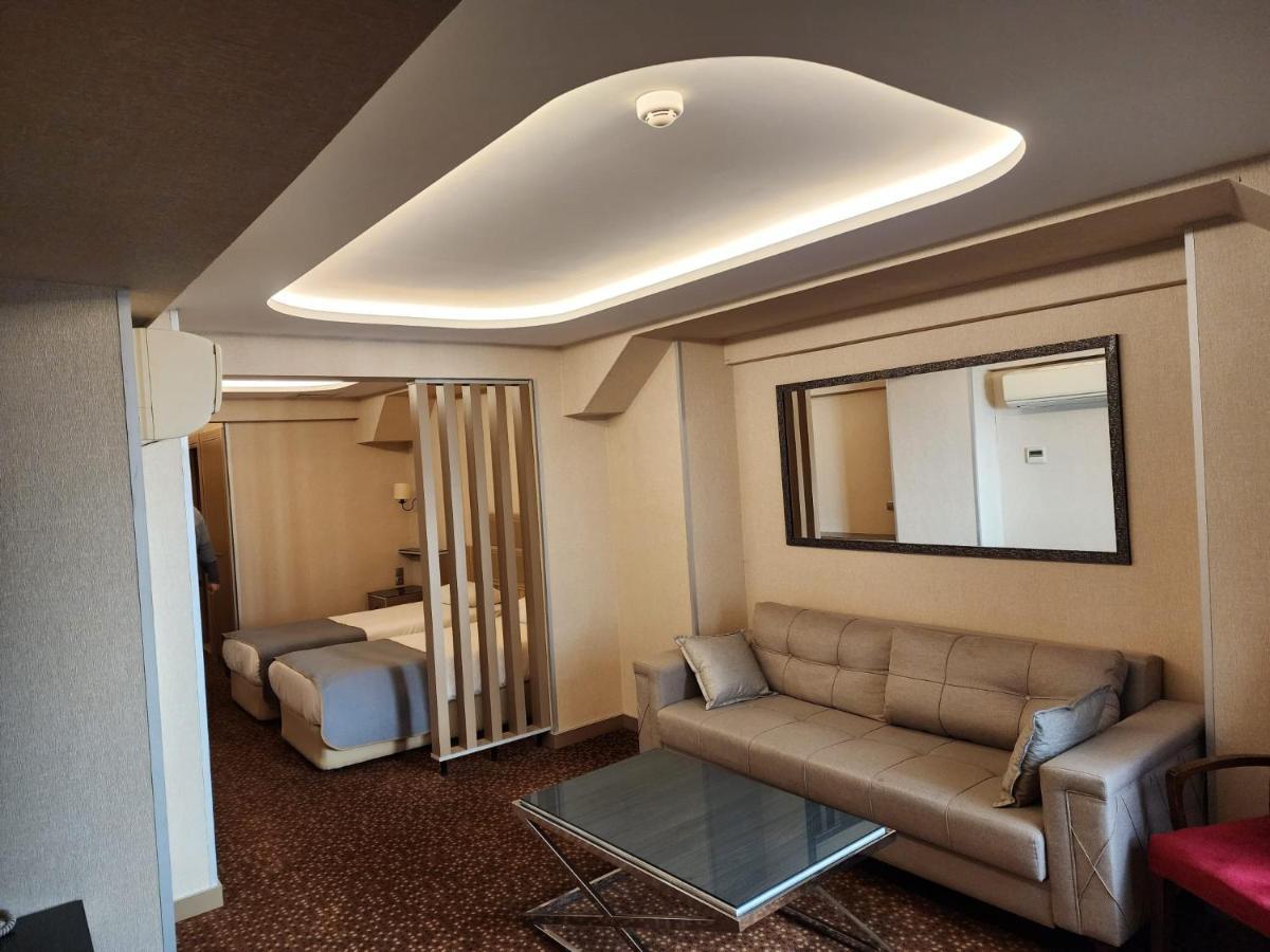 Family Room,1370816750:JPEG