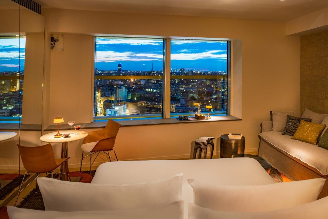 Junior Suite mit Kingsize-Bett und Blick auf die Stadt und den Eiffelturm