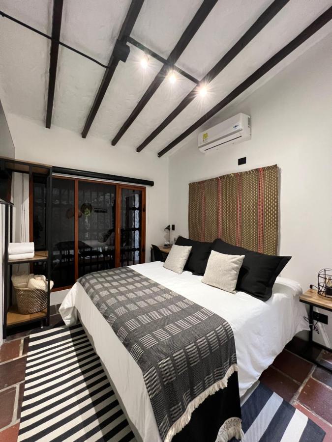 Quarto com Cama de Casal ou 2 de Solteiro e Banheiro Privativo