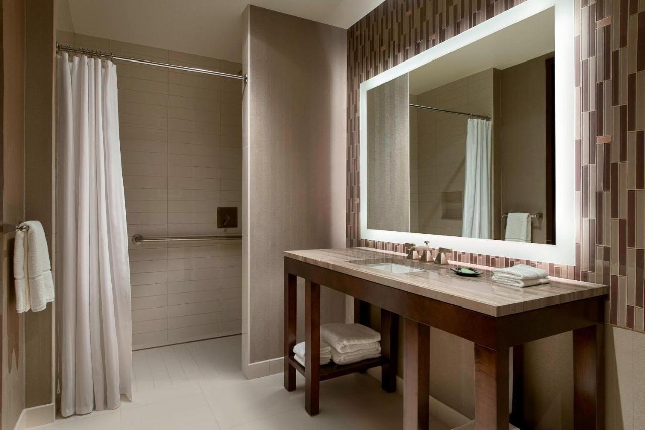 One-Bedroom Suite Club level Executive Suite 1 King