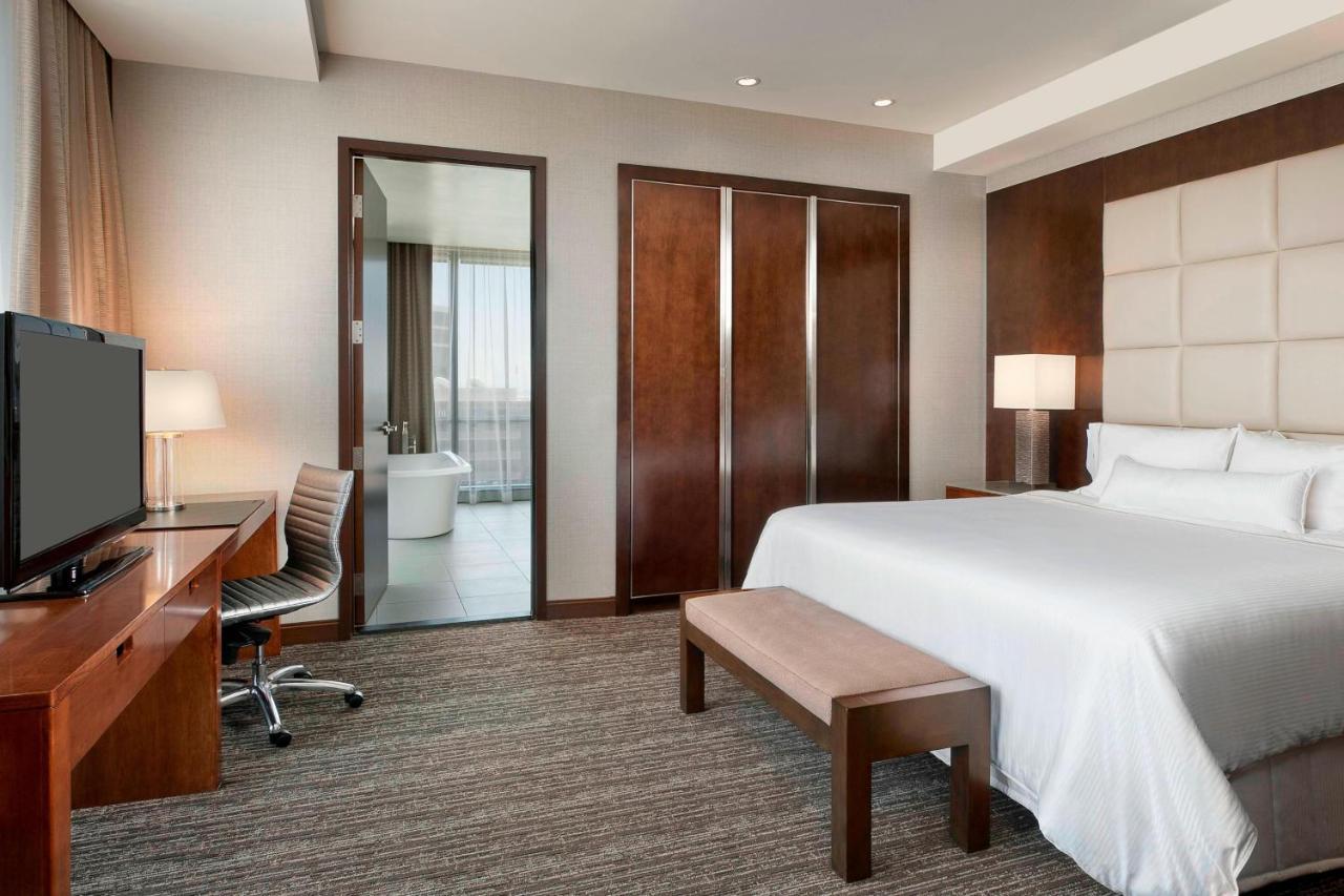 One-Bedroom Suite Club level Executive Suite 1 King