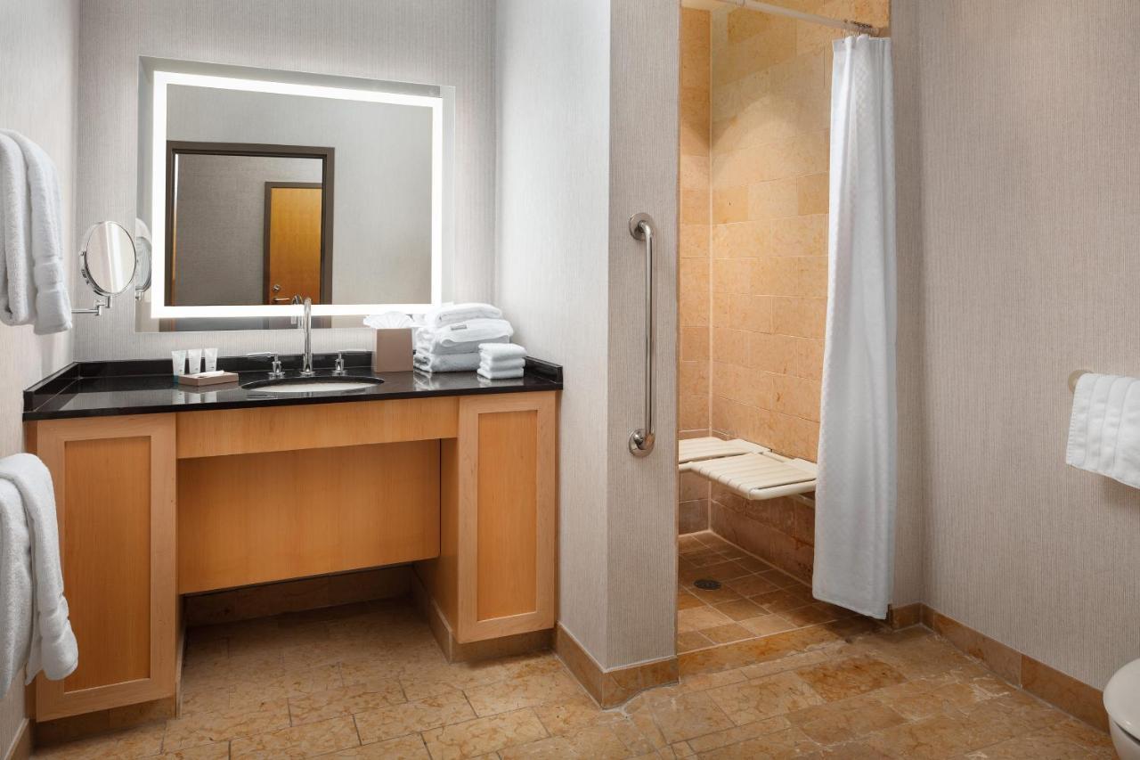 Habitación con cama extragrande.