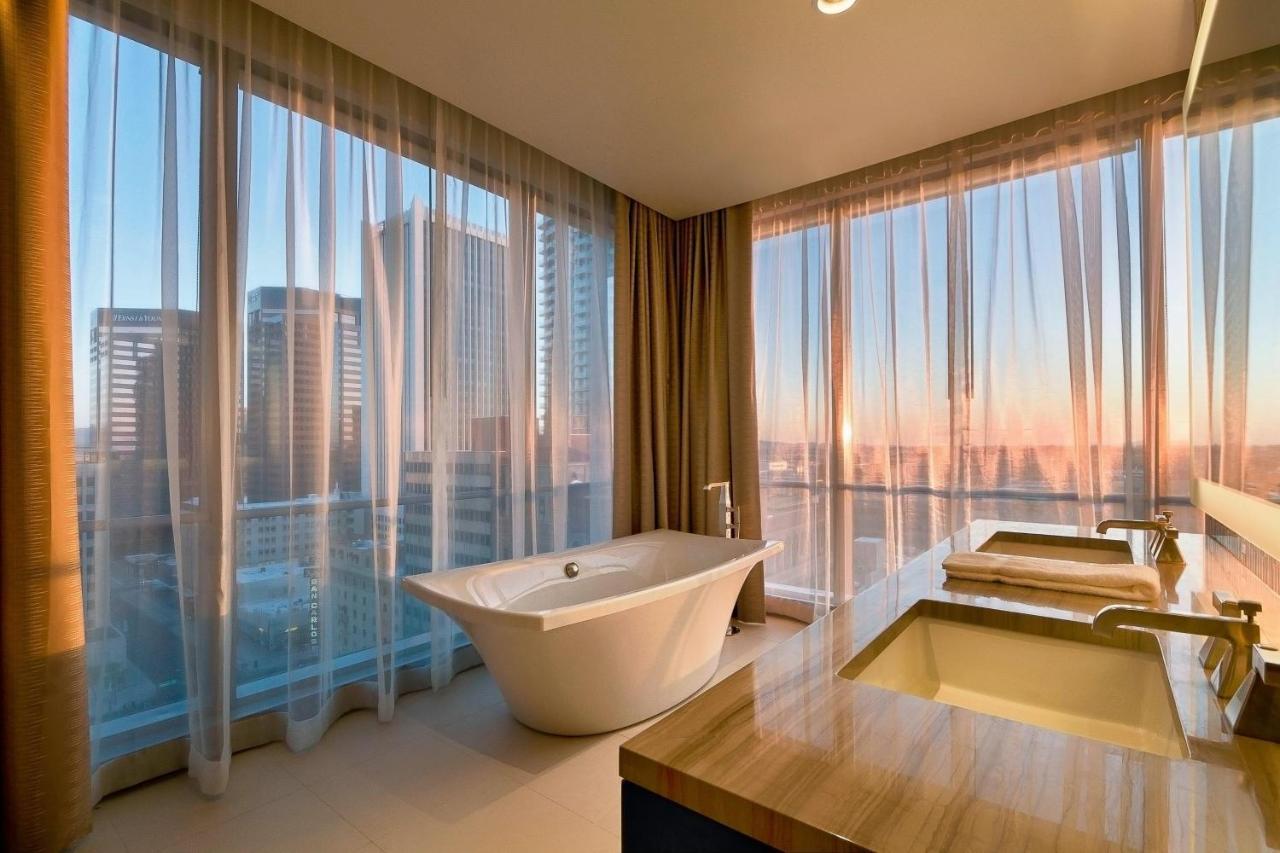 One-Bedroom Suite Club level Executive Suite 1 King