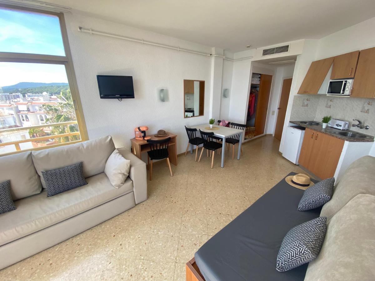 Estudio con vistas a la piscina