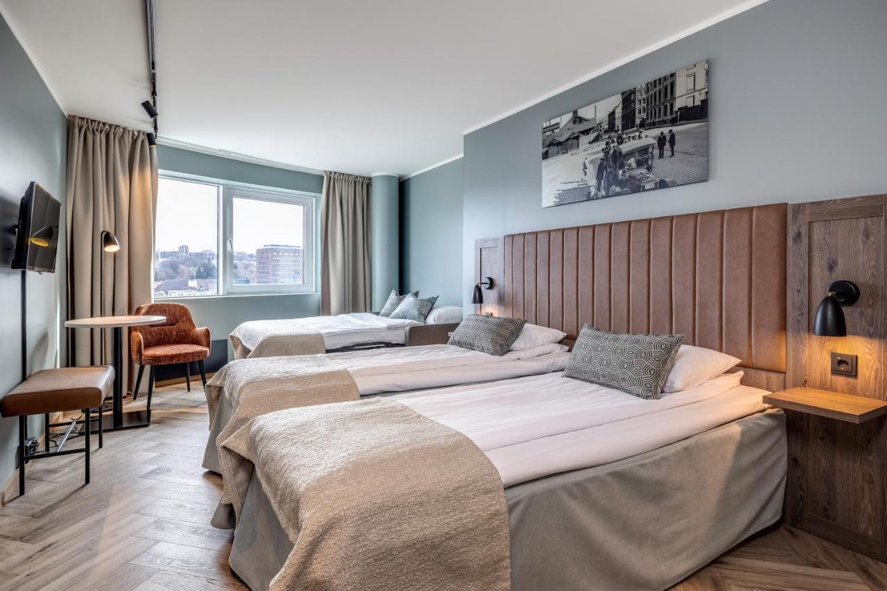 Deluxe Tweepersoonskamer met 2 Aparte Bedden en Slaapbank