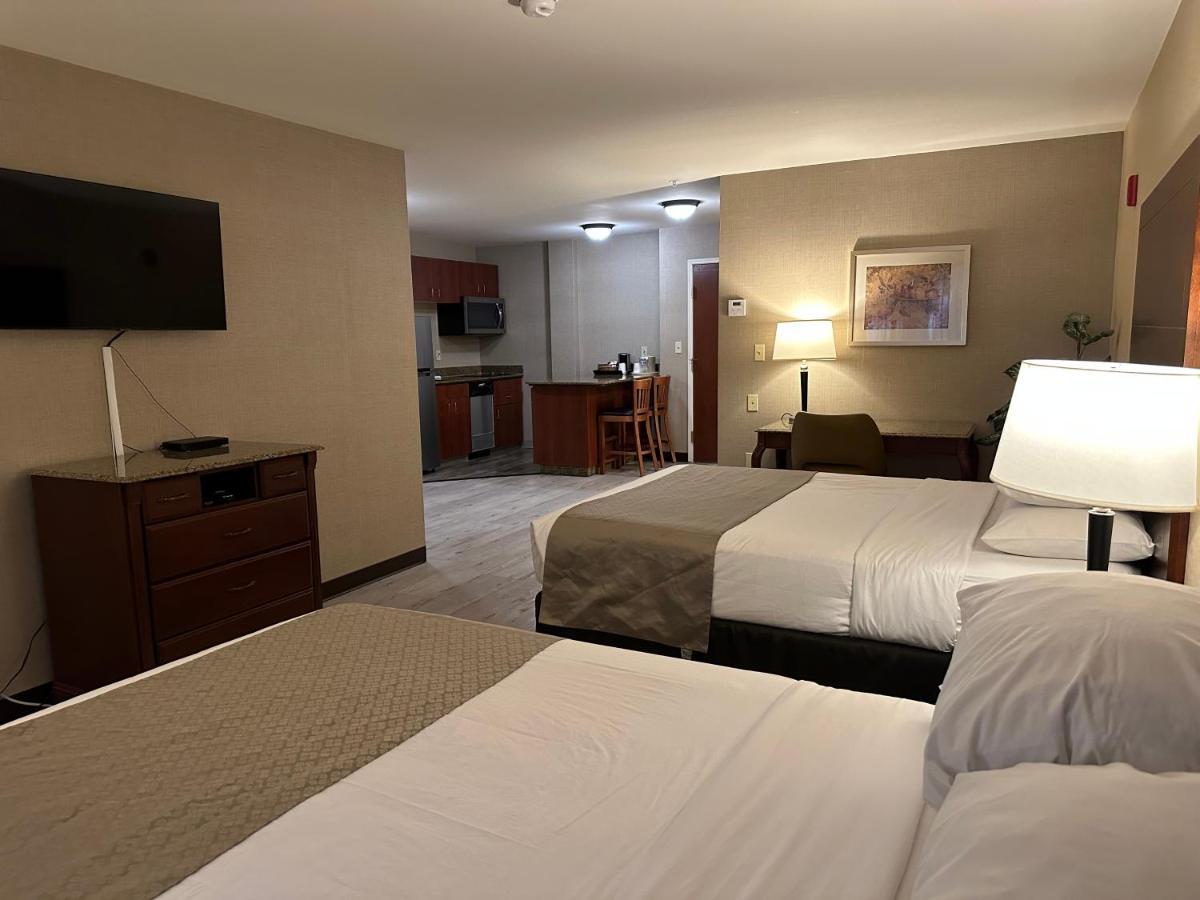 Deluxe Suite with Two Queen Beds - Non-Smoking