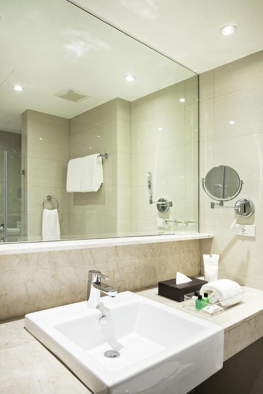 Business Queen Room