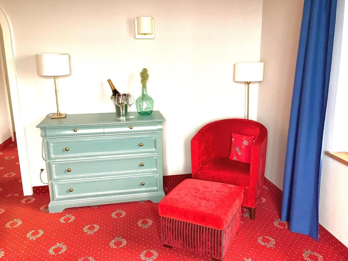 Suite with Lake View,1374631637:JPEG