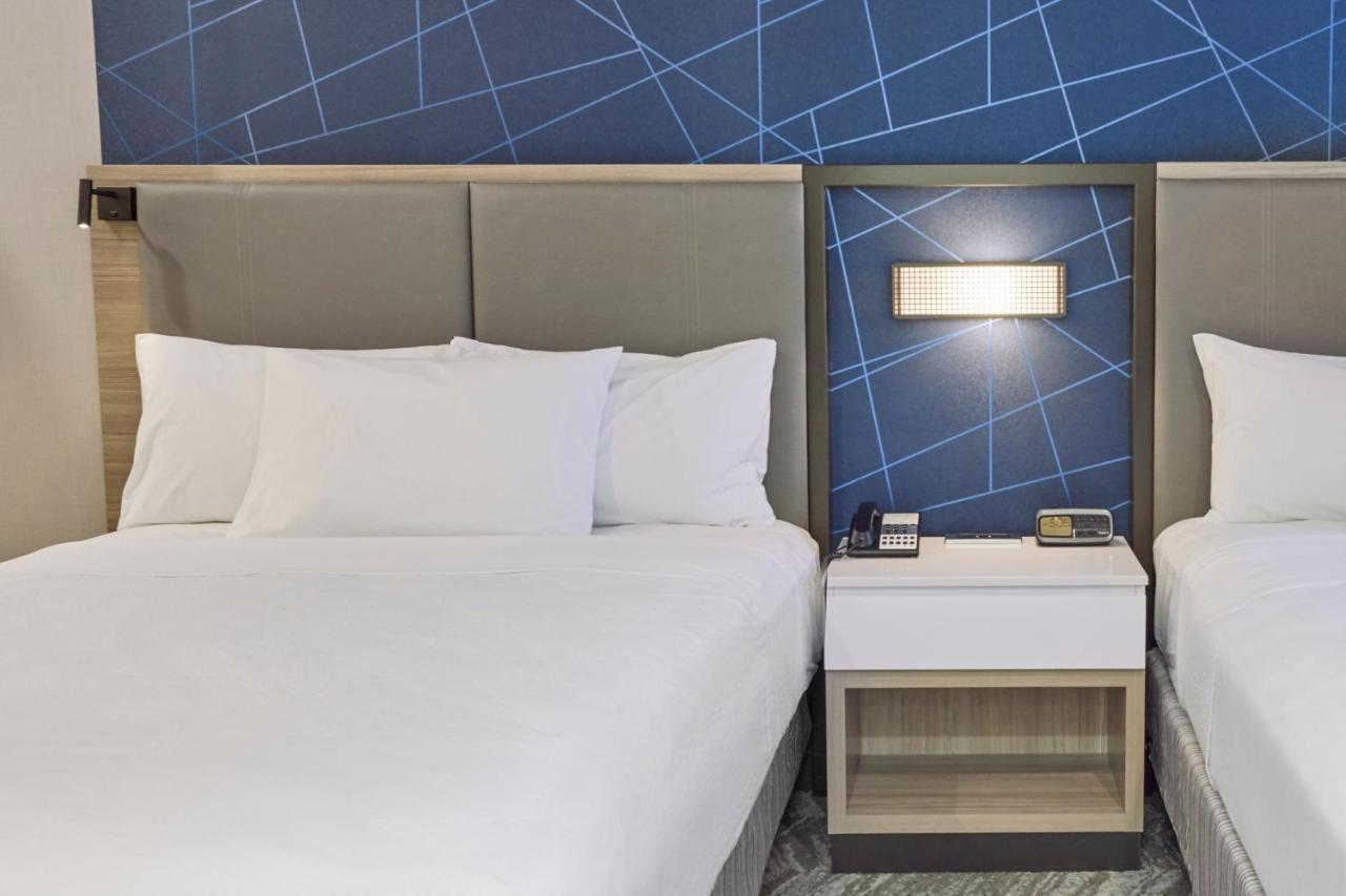 Queen Suite with Two Queen Beds, Bathtub and Trundle Sofa - Mobility Access/Hearing Accessible